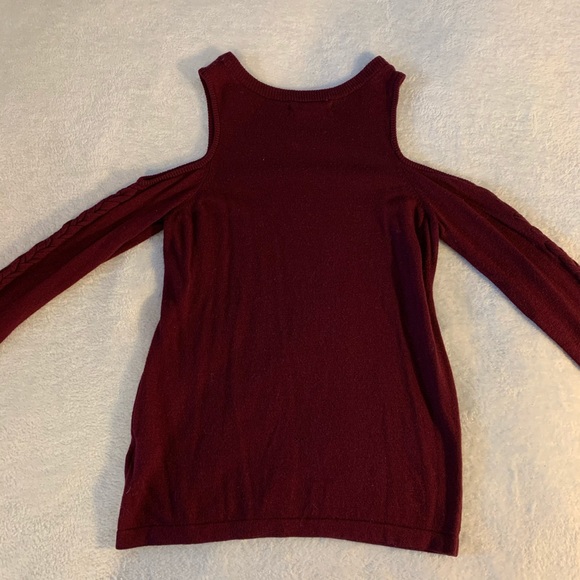 Sweater with shoulder cut outs - Picture 2 of 3